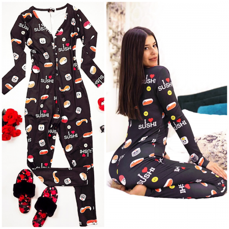 Pijama dama lunga minunata tip salopeta neagra cu nasturi si imprimeu Sushi